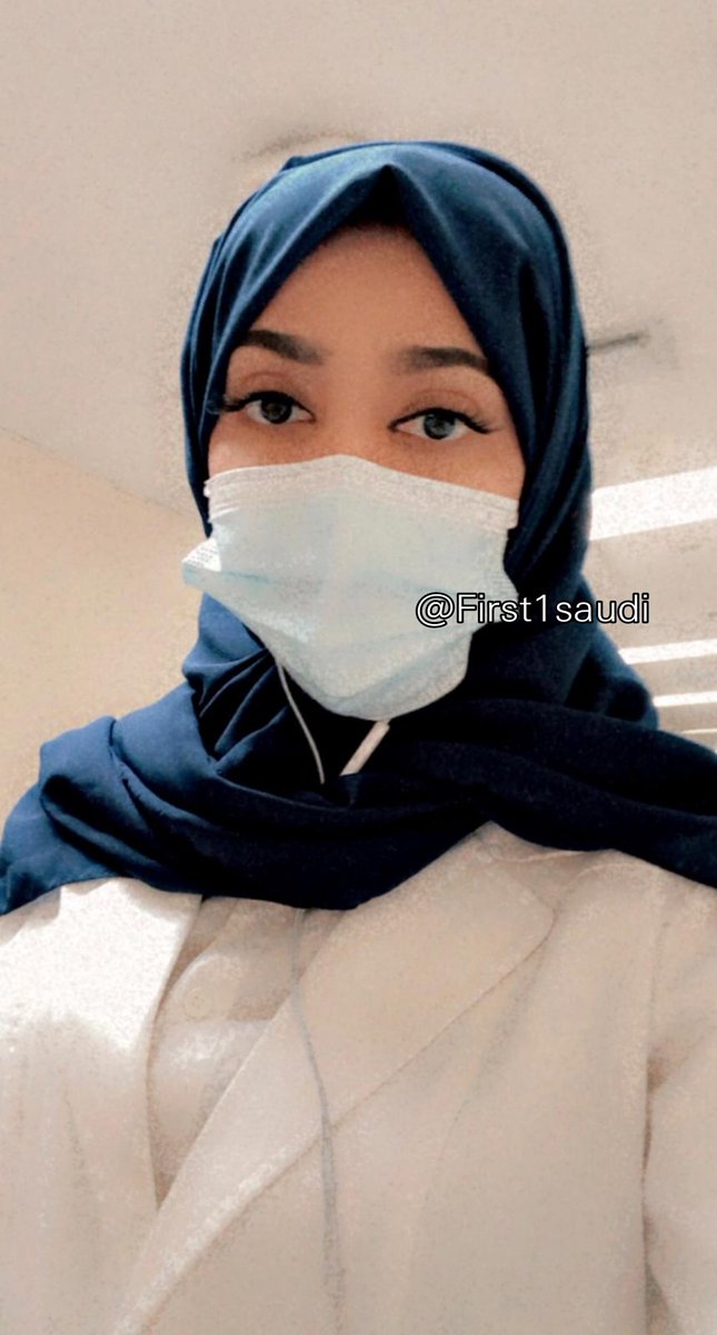 هي فتاة من جيزان💚
أنهت تدريبها بمستشفيات جامعة كاليفورنيا الجنوبية
ثم جامعة لوس آنجلوس(UCLA-Medical Center)
وأخيرًا مستشفى الملك فيصل التخصصي لعام٢٠٢١م
وأصبحت
🔸أول سعودية تحمل ماجستير الأطراف الصناعية من أمريكا
 و أول سعودية بزمالة أمريكية بنفس التخصص🔸
 هلا بنت حسين شيخ حكمي🇸🇦