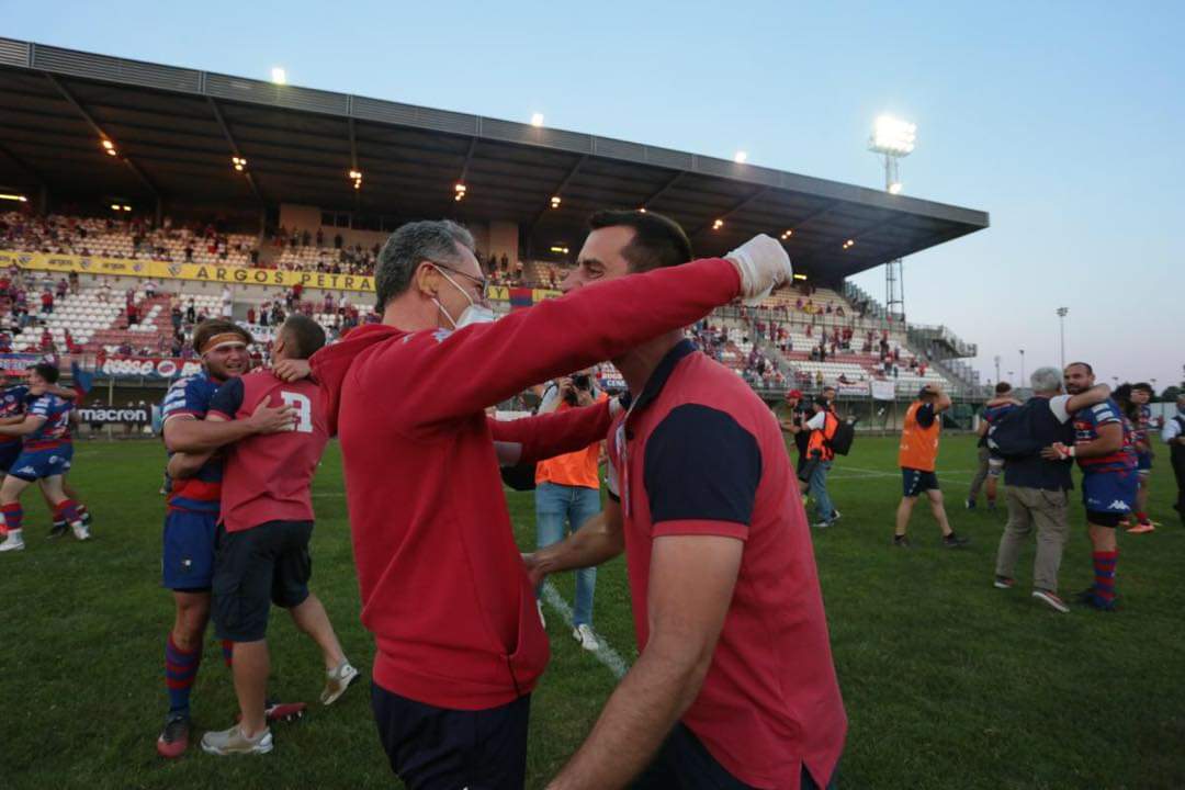 zaiapresidente's tweet photo. 🇮🇹🏆 ROVIGO CAMPIONE D'ITALIA! 🏈🥇

Il @RugbyRovigoDelt ha vinto stasera lo scudetto della palla ovale, battendo l'Argos Petrarca Padova in una finalissima tutta veneta, vinta per 23-20. https://t.co/O62XVwQ53d