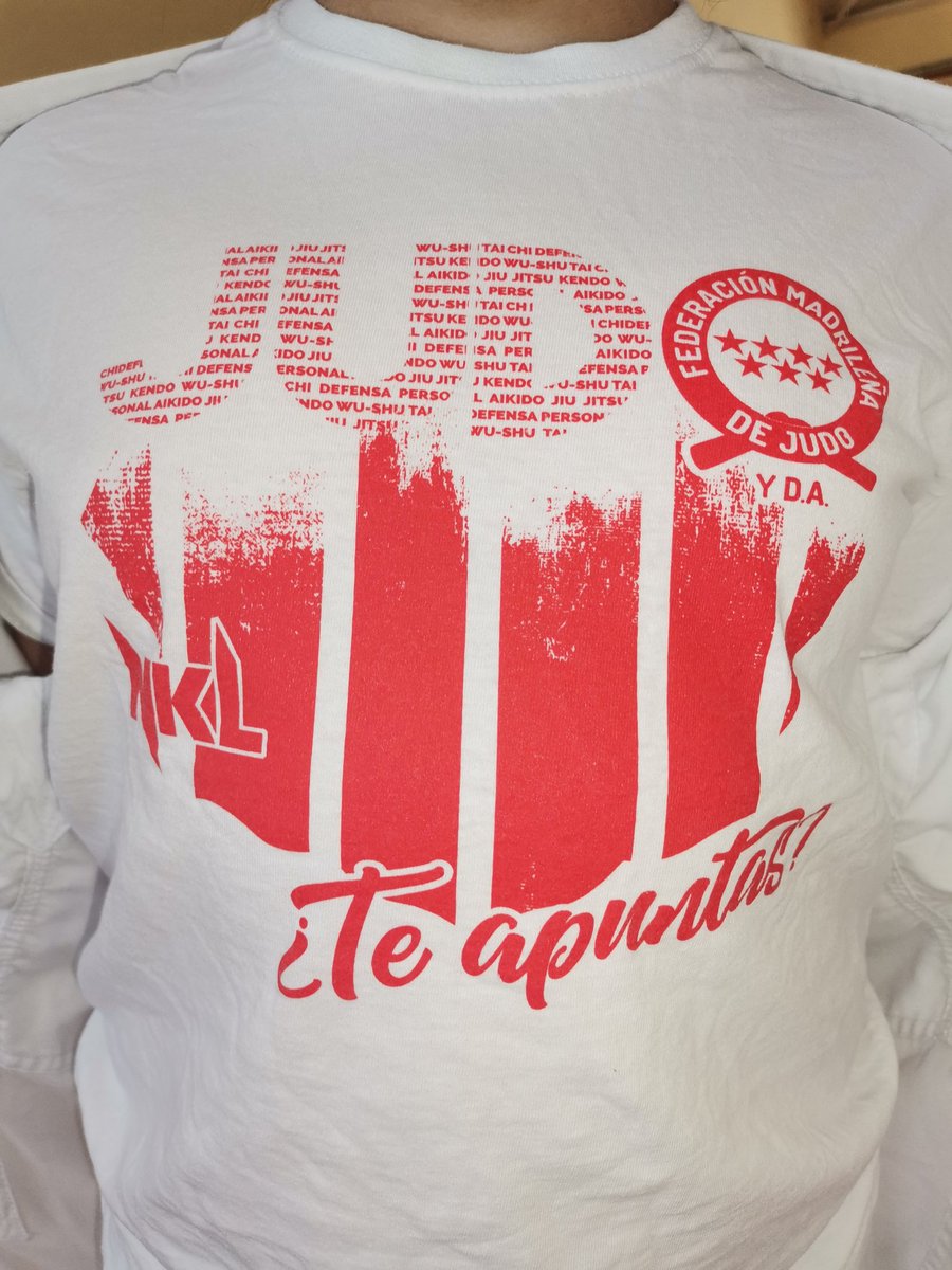 Todos nuestros #judokas han recibido esta fabulosa camiseta de @JudoMadrid por sus progresos en esta disciplina deportiva del #ColegioCarlosIII. #ExtraescolaresCarlosIII.
