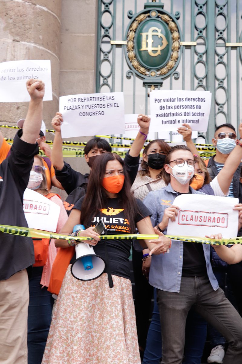 Por su falta de profesionalismo, por repartirse plazas y puestos, por ser indiferente a la planeación de #CDMX y sobre todo por ser cómplice de corrupción.
¡No vamos a permitir esto!