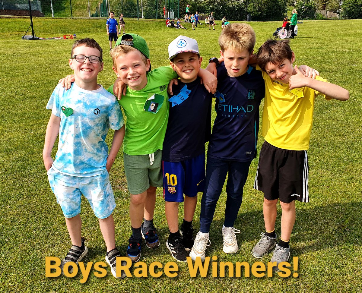 p5a_r's tweet photo. P5A Sports morning in the glorious sunshine! 🌞 Action shots from all the boys races and the winners! #cdpsdg7 https://t.co/AQwvXWYn21