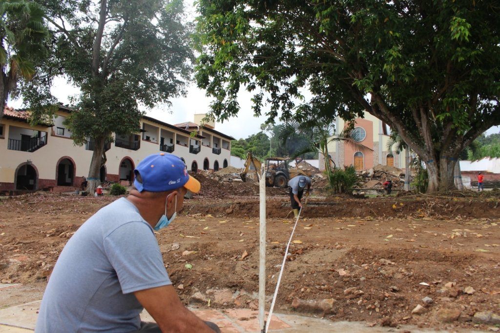 RangelSilva4F's tweet photo. Caminamos por las calles de Isnotú, recorrimos la Iglesia Nuestra Señora del Rosario y supervisamos los trabajos de ampliación y rehabilitación que se realizan a la plaza Bolívar de la localidad como un regalo del Pdte. @NicolasMaduro al pueblo del Beato. #JunioBicentenario https://t.co/GPSHMhed0g