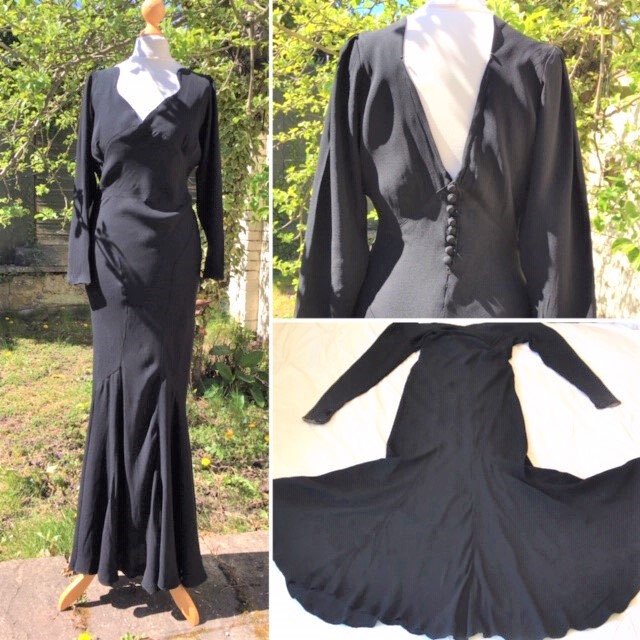 Next up, from #etsy.com/uk/shop/GINGERMINTVINTAGE Very elegant, #vintageshowandsell #1930s #Bias Cut Evening Dress. XS. Black Crepe, #SweetheartNeckline, Low cut Back with Button detail, Long Sleeved Cocktail/Evening Gown. #peakyblinders #downtonabbey etsy.me/2SUu3hB