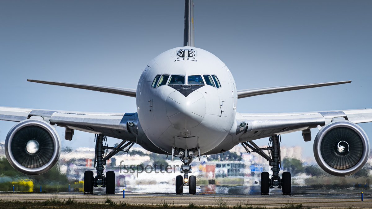 Hoy en visitas curiosas a LEVC: B767-2EY(ER) MM62226 de la Fuerza Aérea Italiana🇮🇹✈️ <a href="/ItalianAirForce/">Aeronautica Militare</a> <a href="/aeroVLC/">Aeropuerto Valencia</a> <a href="/aerogrelo/">Aerogrelo</a> <a href="/LpezPeinado/">Pedro López Peinado</a> #B767 #KC767 #Italia #italianairforce #Valencia