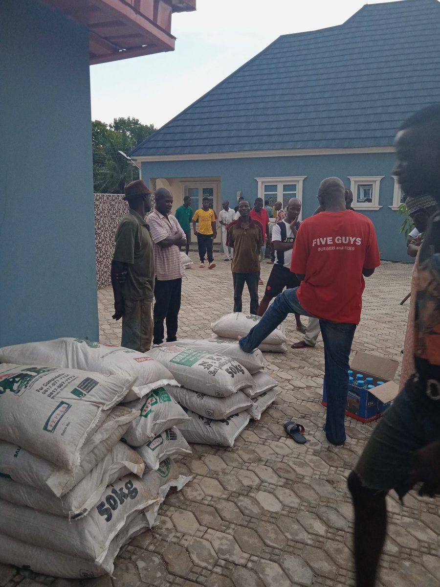 McDanielCharit1's tweet photo. Jikka Mcdaniels Charity Foundation support community Farmers (men, women &amp; Girls) with fertilizer and other farm inputs for a better food production @wamba Nasarawa state @christian_aid @leads_nigeria @Martins_63 @UN_Women @amplifyfund @unwomenafrica https://t.co/fHxtb2DiOn