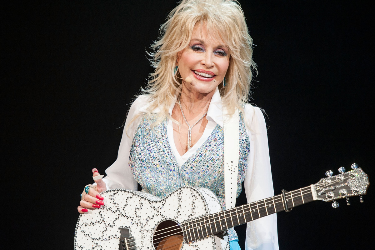 Dolly Parton wears makeup to bed in case of an earthquake