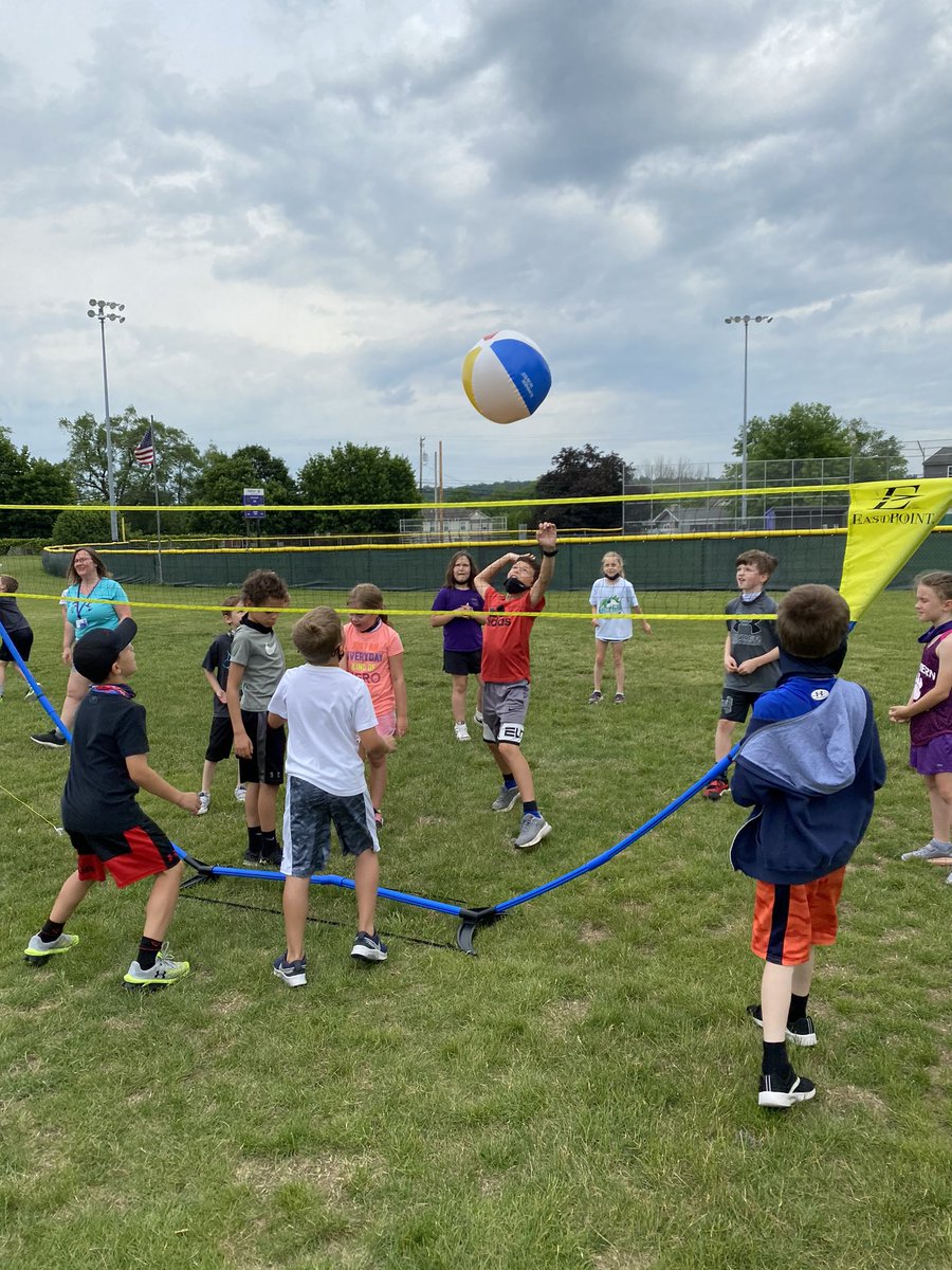 MissGentzler1's tweet image. So much excitement playing volleyball today! #reCONNECTnycsd #FieldDay @DESPolarBears