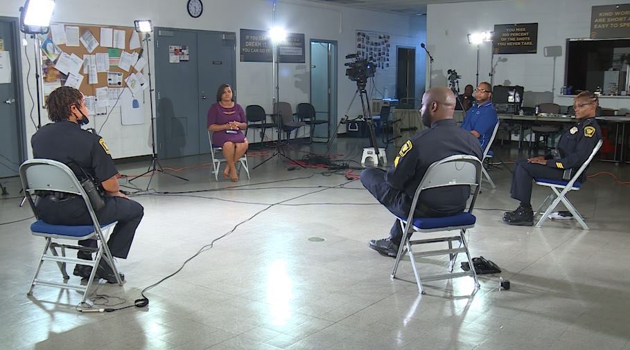 StevenAlbritton's tweet image. ICYMI! Did you miss @jatara_'s #ProjectCommunity Special - Black and Blue? It's now on the #BeyondTheStudio podcast! It's a powerful conversation, with nothing off limits, of 10 black officers and their experiences behind the badge. @CincyPD @wlwt @Hearst bit.ly/3uJThfZ