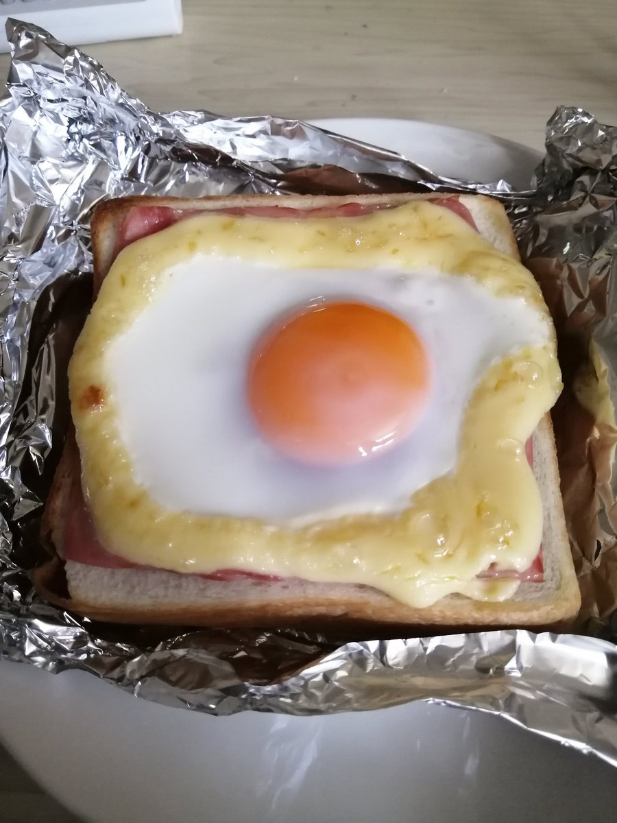 目玉焼きトースト 目玉焼きトースト
