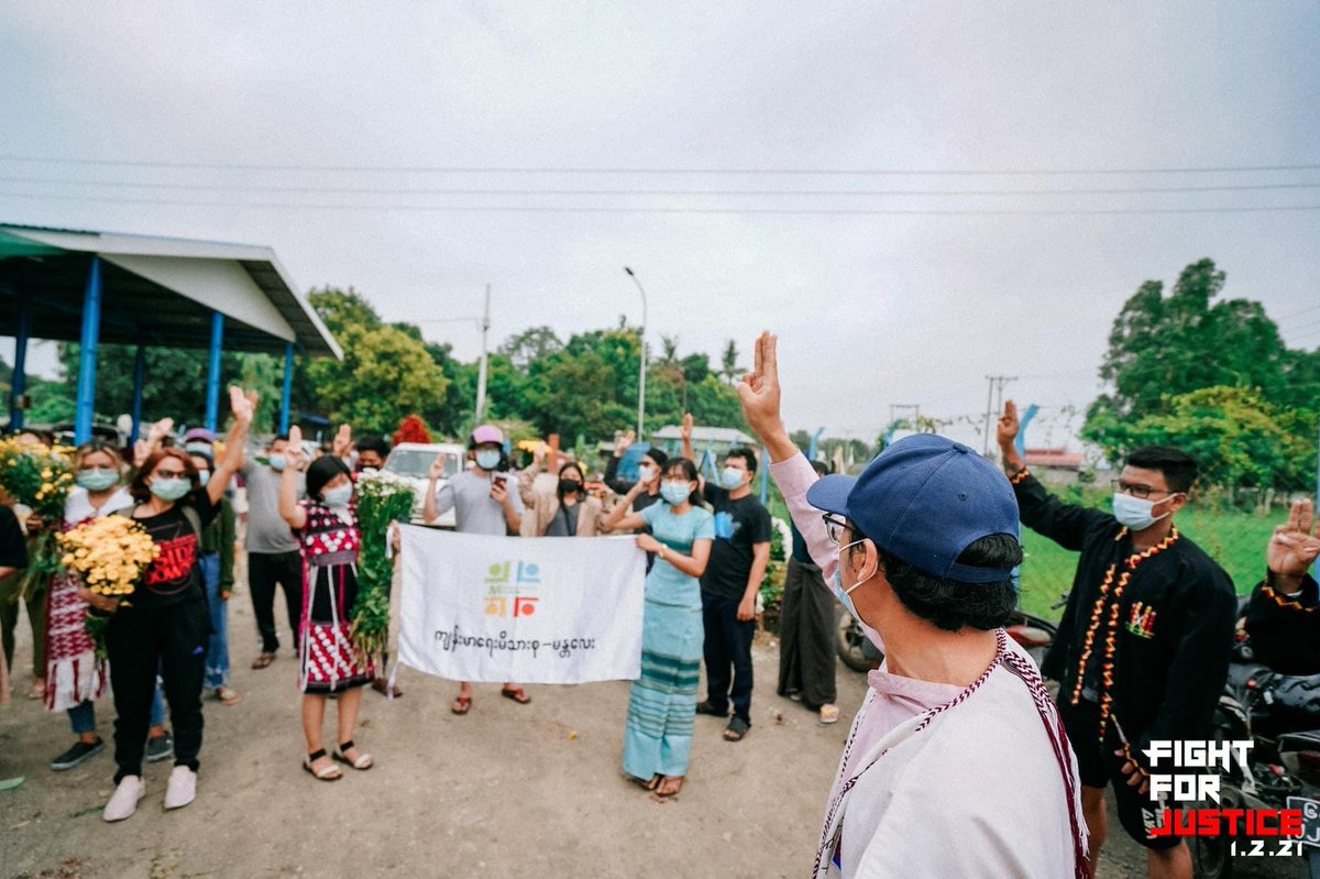 xiaofeichan's tweet photo. A Guerilla Strike was held by medical Family of #Mandalay and residents in bazaar .
They held three fingers salute sign as they marched to overthrow dictators #WhatsHappeningInMyanmar #June3Coup https://t.co/JT0ZgJfixT