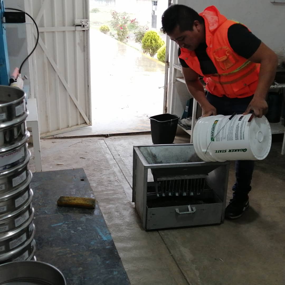 INTOTEC's tweet image. Aquí los compañeros realizando ensayos a materiales pétreos, ya que antes de utilizarce es necesario conocer sus propiedades físicas y mecánicas.