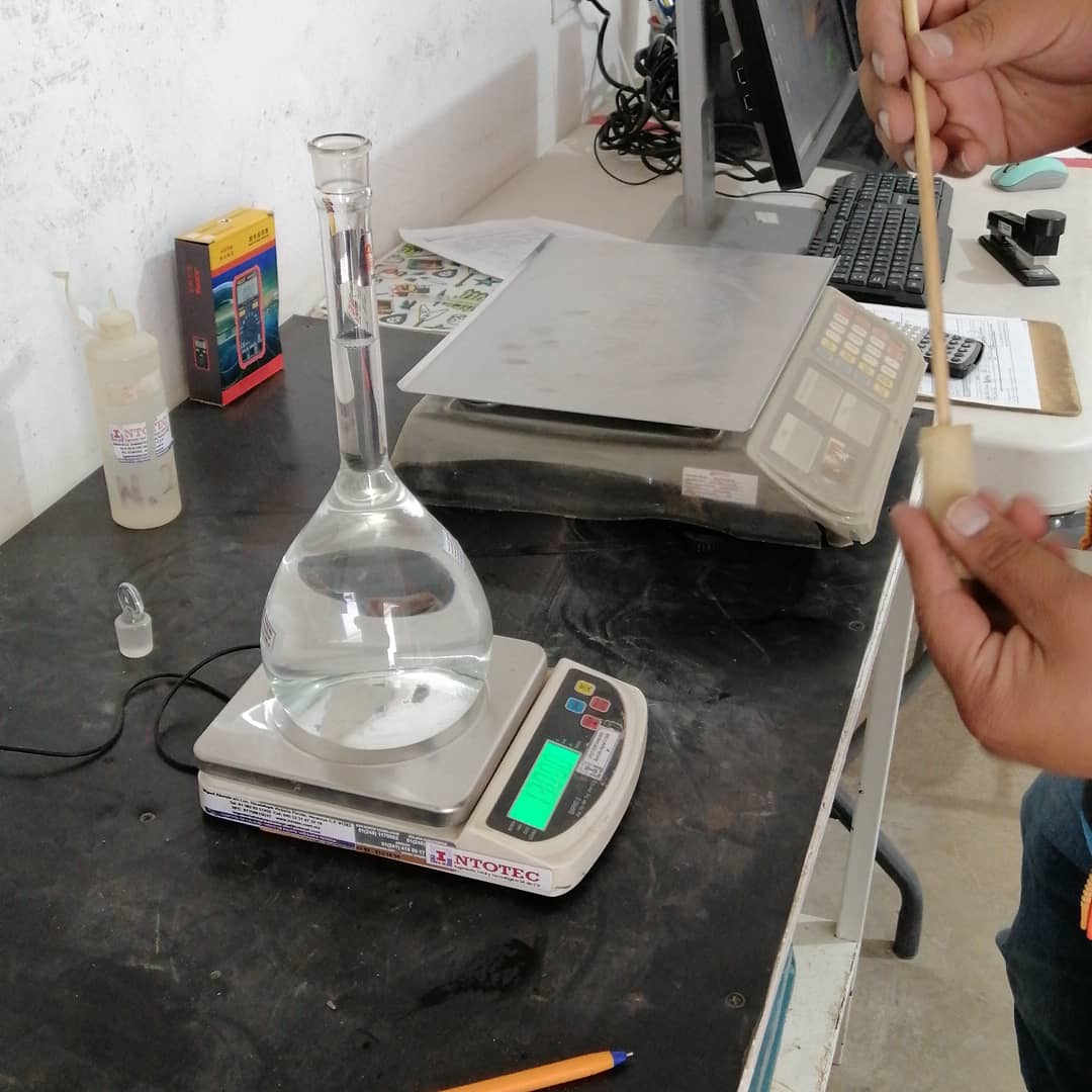 INTOTEC's tweet image. Aquí los compañeros realizando ensayos a materiales pétreos, ya que antes de utilizarce es necesario conocer sus propiedades físicas y mecánicas.