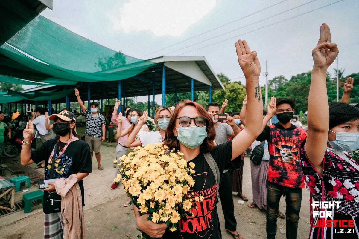 A Guerilla Strike was held by medical Family of #Mandalay and residents in bazaar .
They held three fingers salute sign as they marched to overthrow dictators #WhatsHappeningInMyanmar #June3Coup