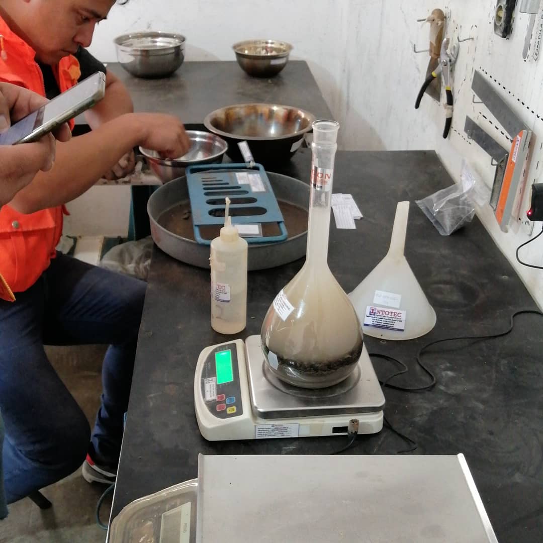 INTOTEC's tweet image. Aquí los compañeros realizando ensayos a materiales pétreos, ya que antes de utilizarce es necesario conocer sus propiedades físicas y mecánicas.