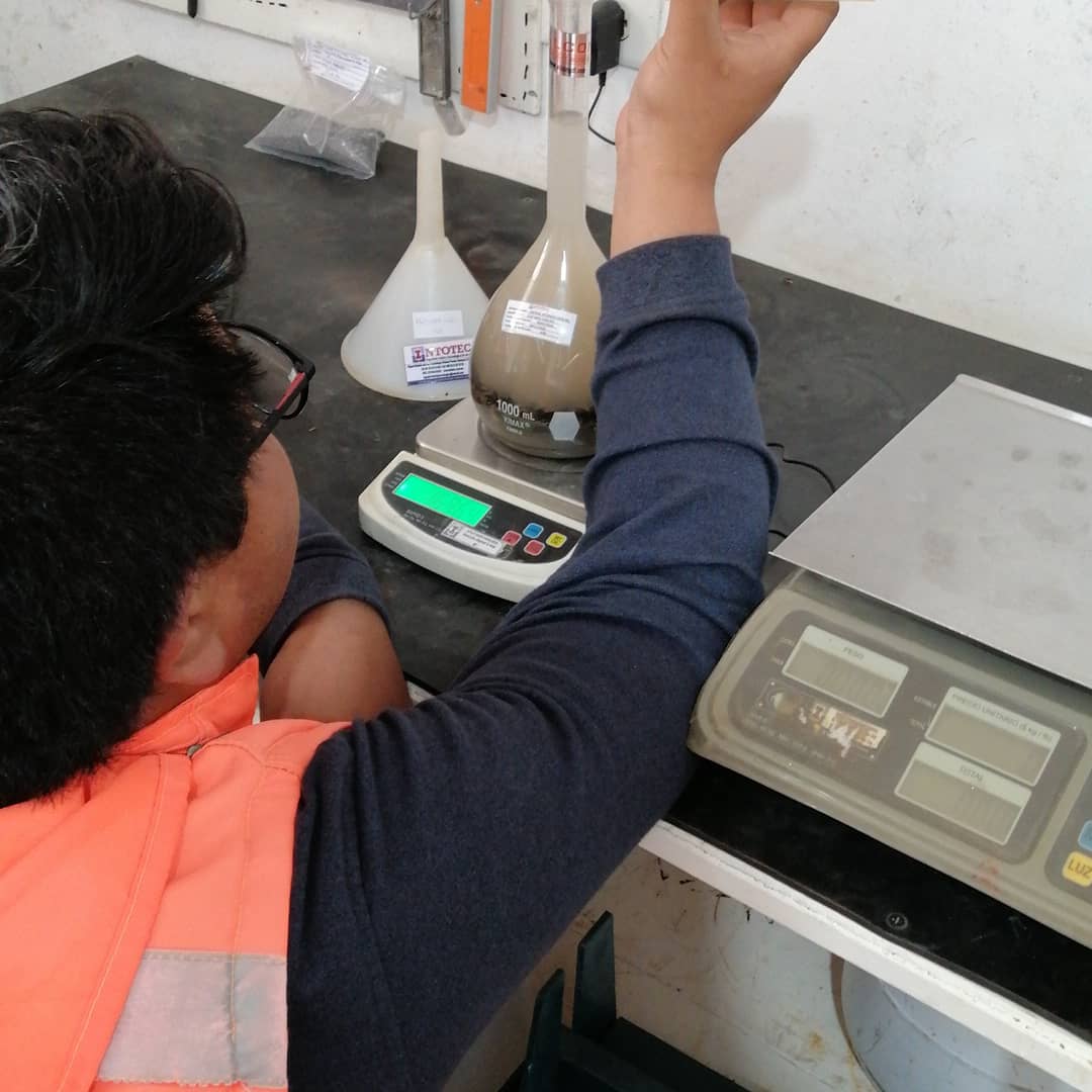 INTOTEC's tweet image. Aquí los compañeros realizando ensayos a materiales pétreos, ya que antes de utilizarce es necesario conocer sus propiedades físicas y mecánicas.