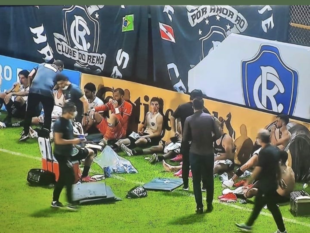 gepara__'s tweet photo. Em Belém, jogadores do @Atletico reclamaram da situação calamitosa do vestiário do @ClubeDoRemo. Calor, fedor, pouco espaço e muita barata, foram as reclamações dos atletas. Tiveram que passar o intervalo nessas condições.
Alô Diretoria do leão, abre o olho!!! https://t.co/4blj14R6fw