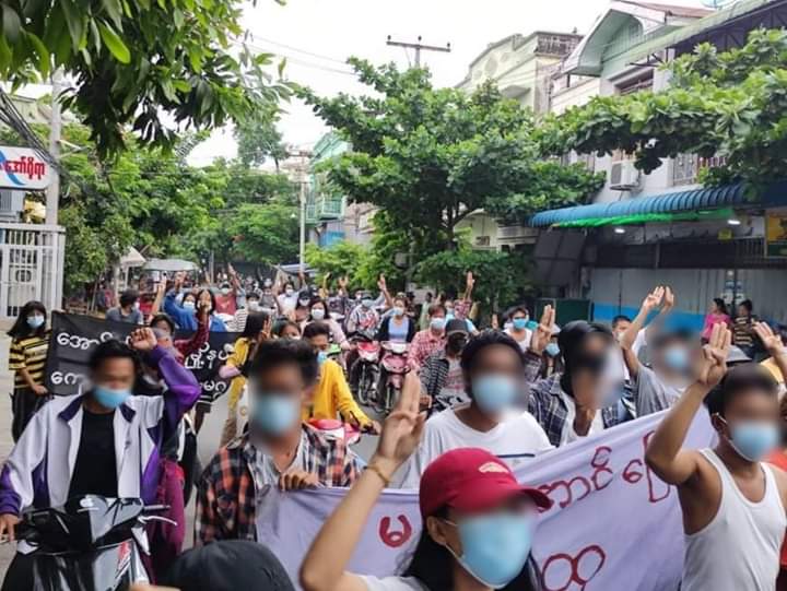 xiaofeichan's tweet photo. Powerful Coalition Strike of students and civilians protest against the dictatorship in Mandalay this morning ✊
#June3Coup
#WhatsHappeningInMyanmar https://t.co/9ECO1Ie0bZ