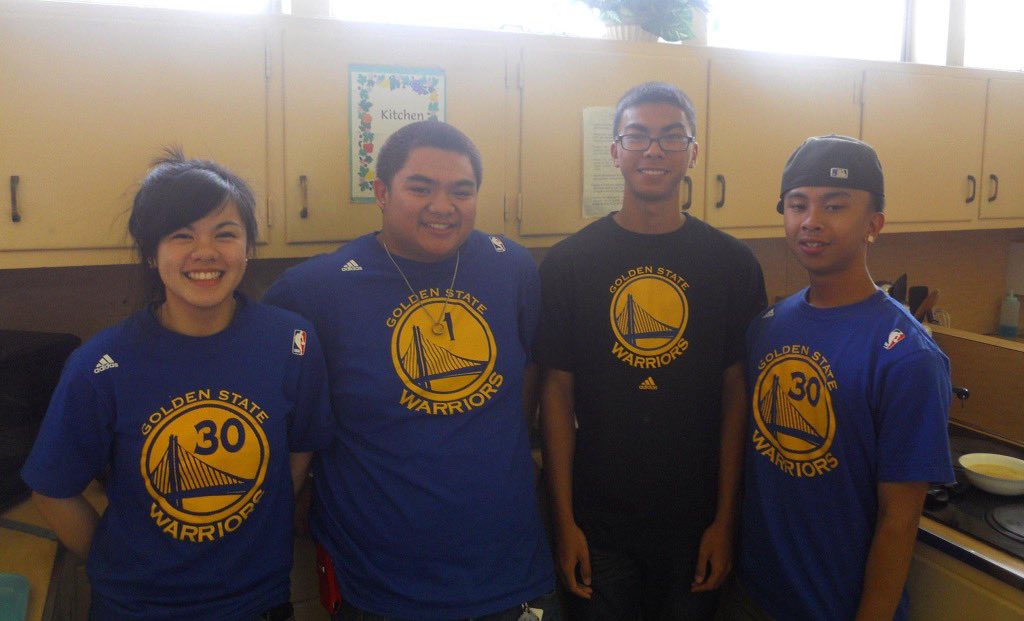 R_Dollaz's tweet photo. Was reminded of this pic from HS ten years ago in my Food and Nutritions class. My group wore all Dubs gear for our last day of school lol. S/o @DWRIGHTWAY1 #MEHS #ClassOf2011 https://t.co/gvrFmaZw8e