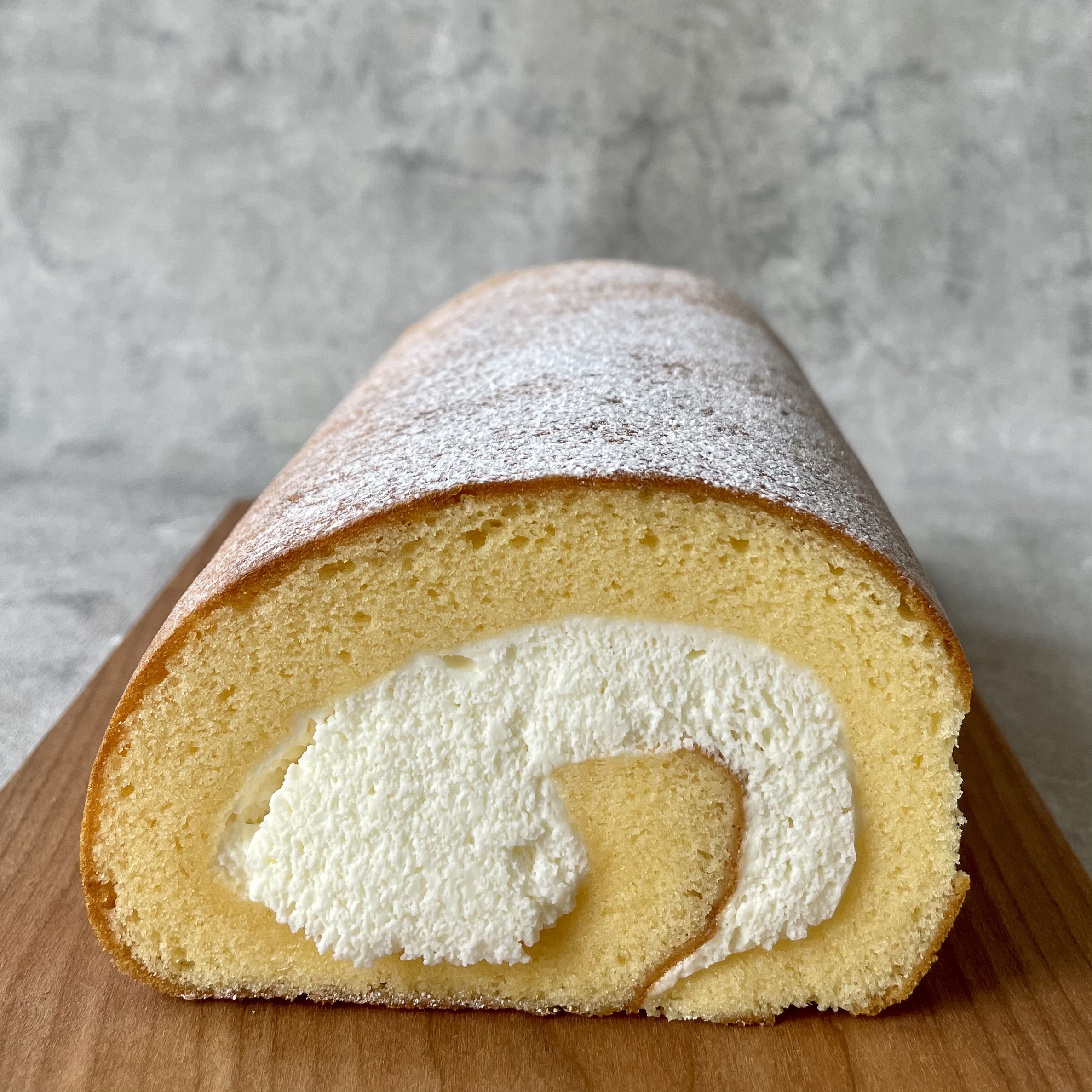 テラスモール湘南 6月6日はロールケーキの日 バウムクーヘンが人気の治一郎で見つけた 治一郎のロールケーキ バウムクーヘンと同じ素材を使用したしっとり柔らかな生地に 濃厚な生クリームがたっぷり 柔らかな生地との絶妙なハーモニーが楽しめ