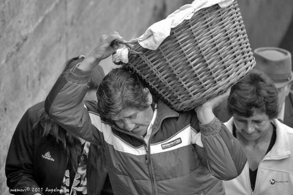 ddu_10's tweet photo. la #ciudad y sus #habitantes... #ambulantes .... ilegales... dicen algunos, pequeños #productoreslocales viven de la venta de sus productos ... el #canasto.... parte del #patrimonio y #cultura local (#fotografia 2011 #Angelmo #PuertoMontt) https://t.co/7NTKBVgFET