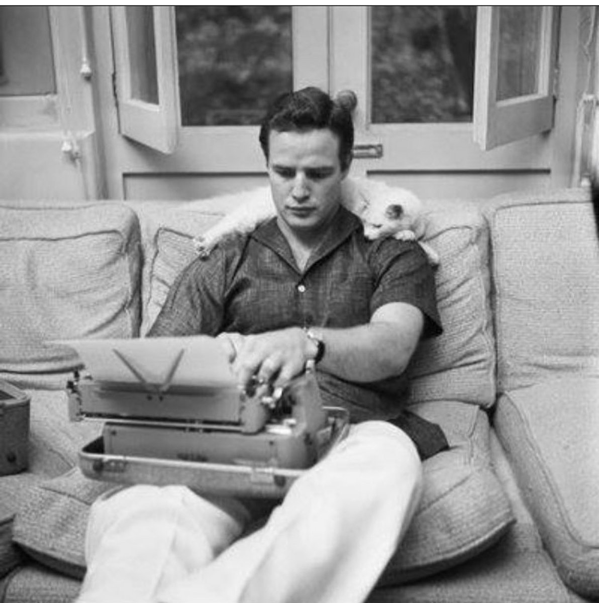 therealnaum's tweet image. Marlon Brando in action. #writingmethod