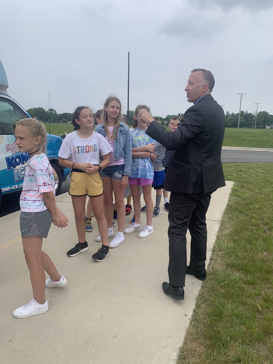 EdwardEdventure's tweet photo. It was a great day at Heritage!  The Kona Shaved Ice Truck and ⁦@EducateSaline⁩ came to visit! ⁦@M_DeGrand⁩ #sascompass #heritagelearn https://t.co/AtqrRVg7Sj