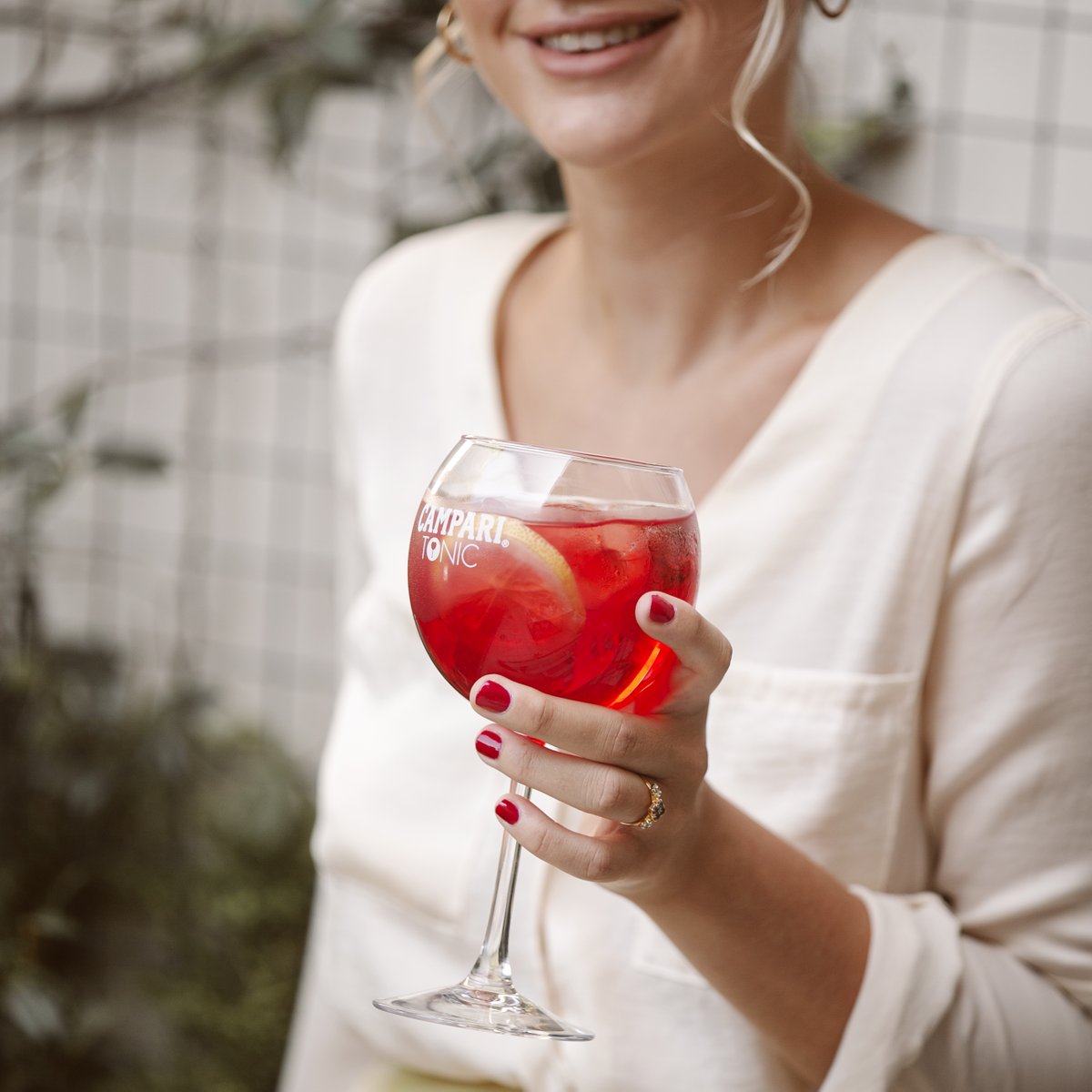 Rojo #CampariTonic:
❤️ 1 parte de Campari
🍸 3 partes de Tónica
🍋 1 rodaja de limón