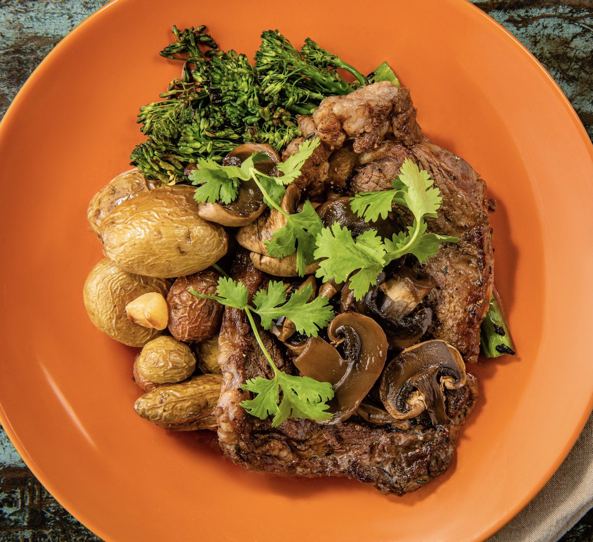 MKTakeaways's tweet photo. A carnivore’s dream! Our grass-fed flank steak is cooked medium rare and served with sautéed mushrooms &amp; onions, a roasted rustic potato medley, and a vegetable of the day. Visit https://t.co/Z07w59hDkZ or call us at 954-669-1366 to order 🥩 https://t.co/u7wOPP9etQ