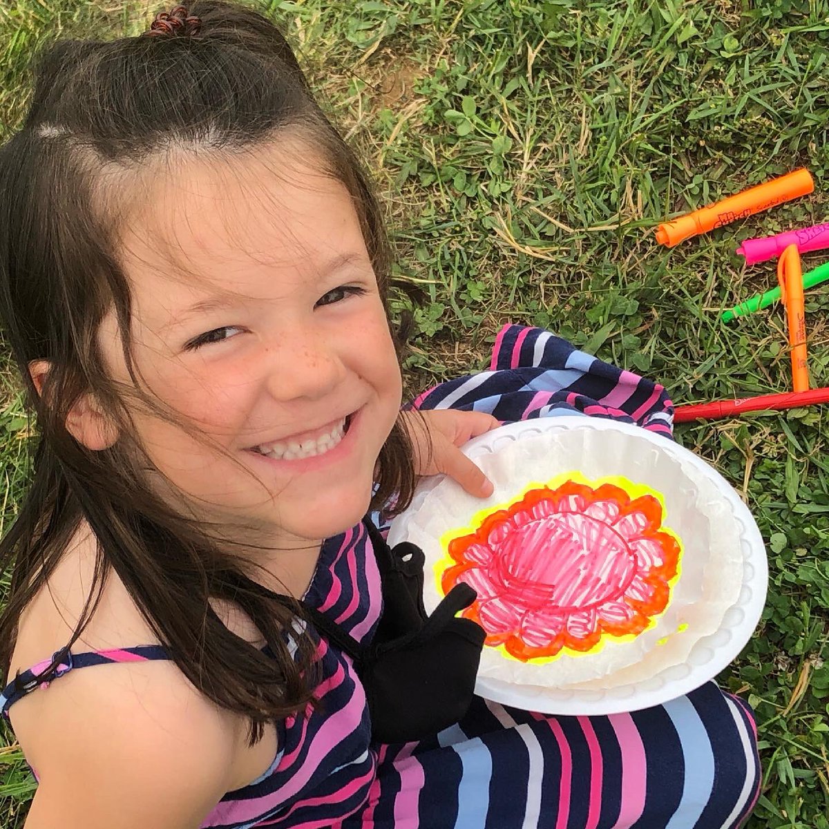 smsdlovesart's tweet photo. Kindergarten artists did some color mixing outside today.  All that was needed were coffee filters, markers, and a little water to make some magical results! https://t.co/gOJu6kdjQx