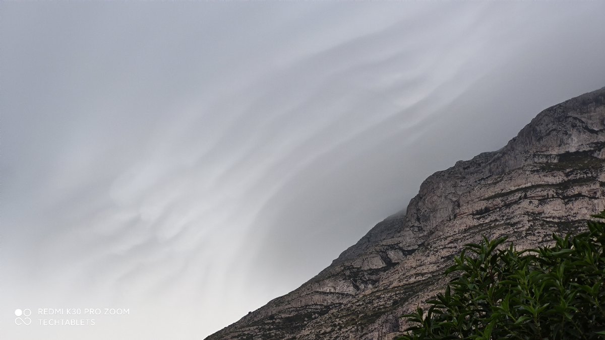 TechTabletscom's tweet photo. Can't say I've seen this phenomenon before living here for 10 years. But it looks cool, cloud waves? Shot on my K30 Pro Zoom! #K30Pro https://t.co/bjkTmcXWyt