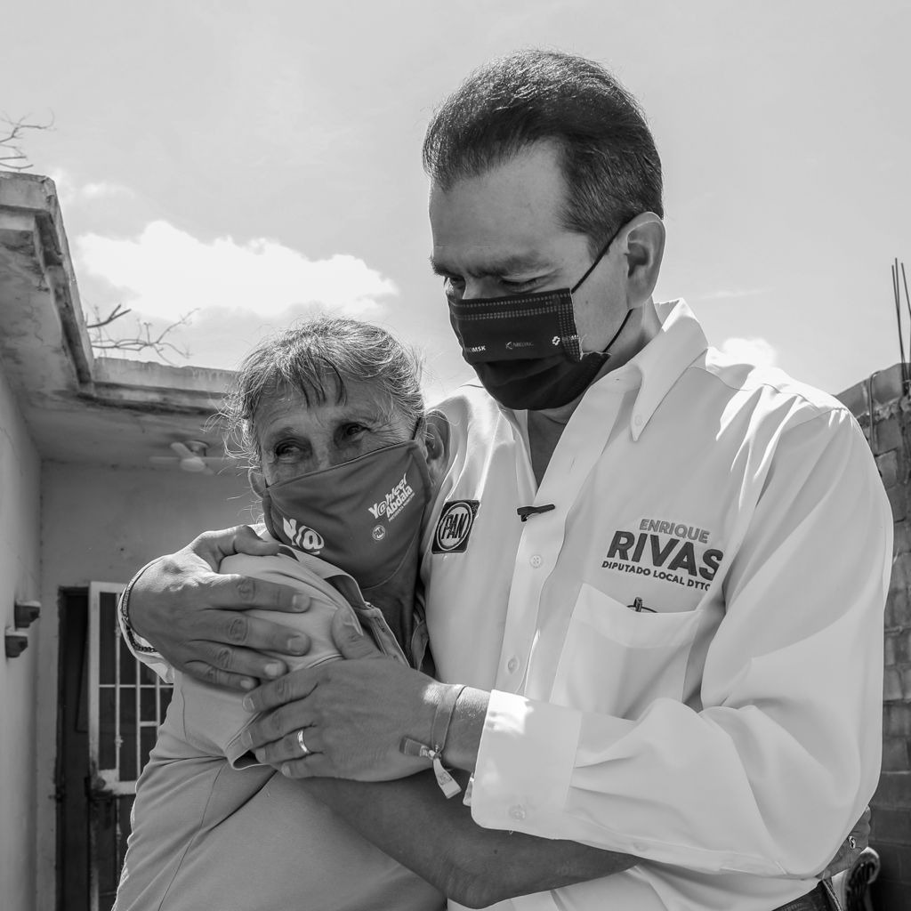 ERivasMX's tweet photo. 💬 Esta tarde recorrimos la colonia Solidaridad, donde las vecinas y vecinos están listos para salir a votar por las y los candidatos de #AcciónNacional, este 6 de junio Nuevo Laredo seguirá siendo azul. #Rivas #DiputadoLocal #VotaPAN 🗳️🔹 https://t.co/42ZTGEO8JJ