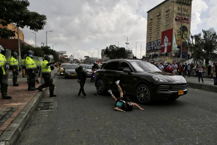 CDLM1312's tweet photo. Atención, el vehículo de placas JLR175 atropelló a una manifestante en los Héroes en frente de policías que no hicieron absolutamente nada por capturar al agresor.

RT para dar con el dueño del vehículo. 
#ParoNacional2J https://t.co/PF5giPGGRe