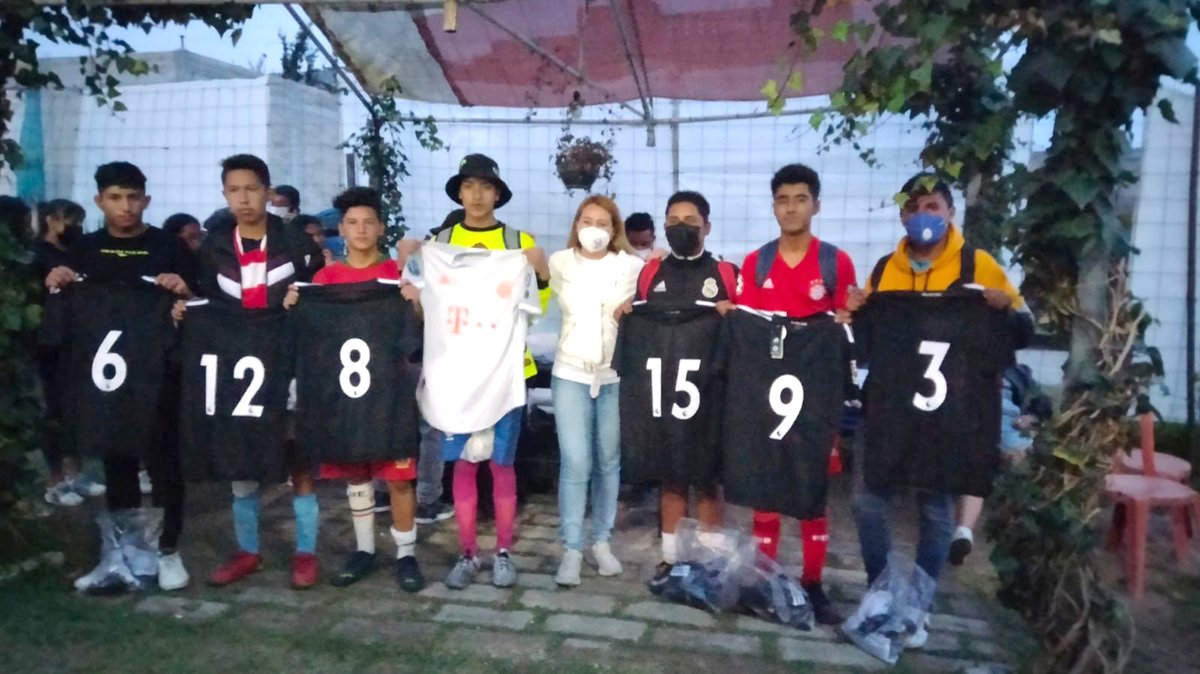 angygorostieta's tweet photo. Si queremos reactivar y potenciar #ElProgreso en #Calimaya, los jóvenes y su desarrollo en el DEPORTE son la esencia de esa realidad, el equipo de futbol de Liverpool, las Divas, Relámpago y Pepe´s ya   se sumaron a #FuerzaRSP #AdelanteCalimaya #AngyPresidenta https://t.co/fpfBDkxAt0