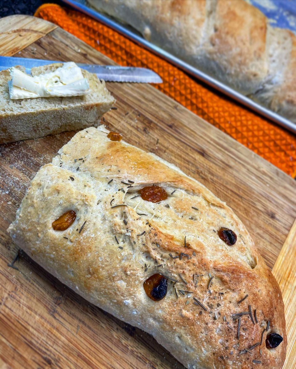 Melo_AS's tweet photo. Crusty but fluffy, no recipe flour and oat bread!!! Seen here hot and fresh out of the oven and 15 mins after there was none left ๐ฐ #dinner ๐ฅ๐ง #quaranteaming https://t.co/miGGTsKLCb