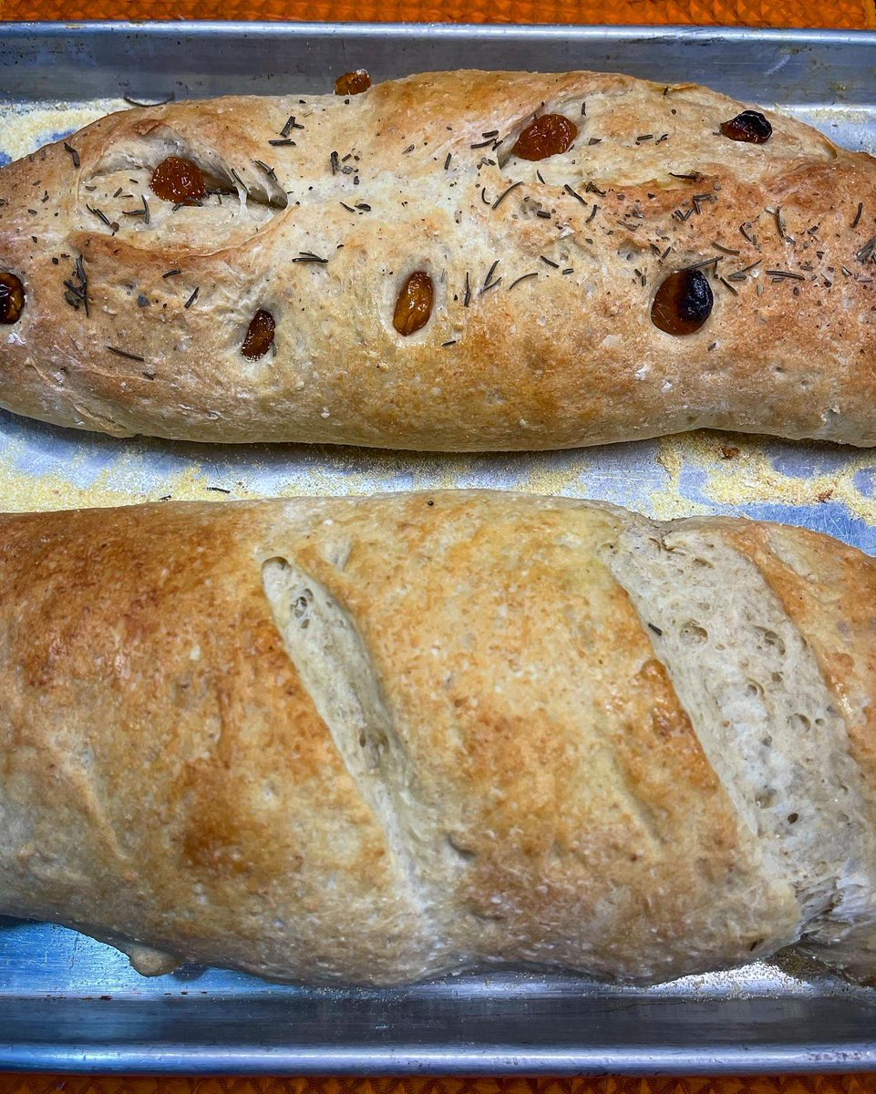 Melo_AS's tweet photo. Crusty but fluffy, no recipe flour and oat bread!!! Seen here hot and fresh out of the oven and 15 mins after there was none left ๐ฐ #dinner ๐ฅ๐ง #quaranteaming https://t.co/miGGTsKLCb