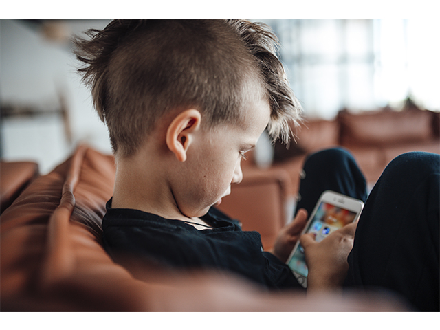 Зависание ребенка. Дети с гаджетами картинки. Зависимость детей от гаджетов. Ребенок зависимый от компьютера. Зависание ребенка.