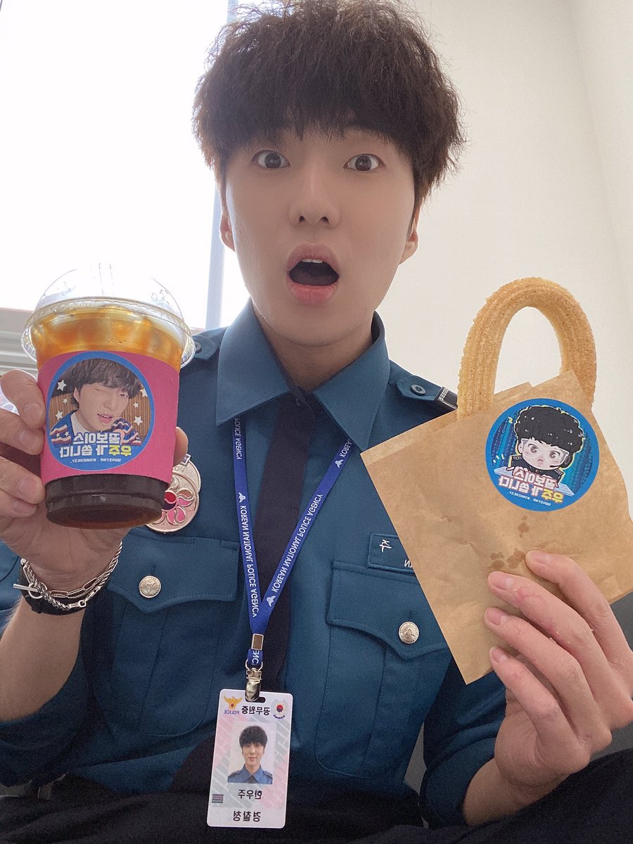official_yoon_'s tweet photo. 어제 너무 정신 없어서 감사 인사도 제대로 못했네요! 덕분에 힘내서 열심히 촬영했어요 고마워요💙 https://t.co/iyt01BltKJ