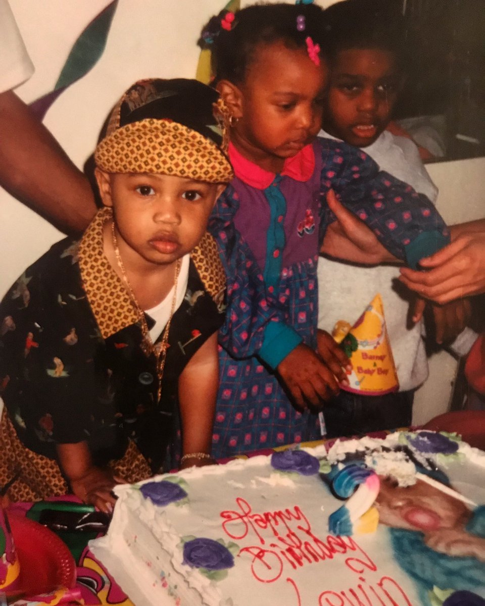 PushParkerr's tweet photo. Silk errthangg coordination A1, gold chains, chest out, good cake this look like the cover of a epic mixtape or debut album https://t.co/P7ROWKxeCq