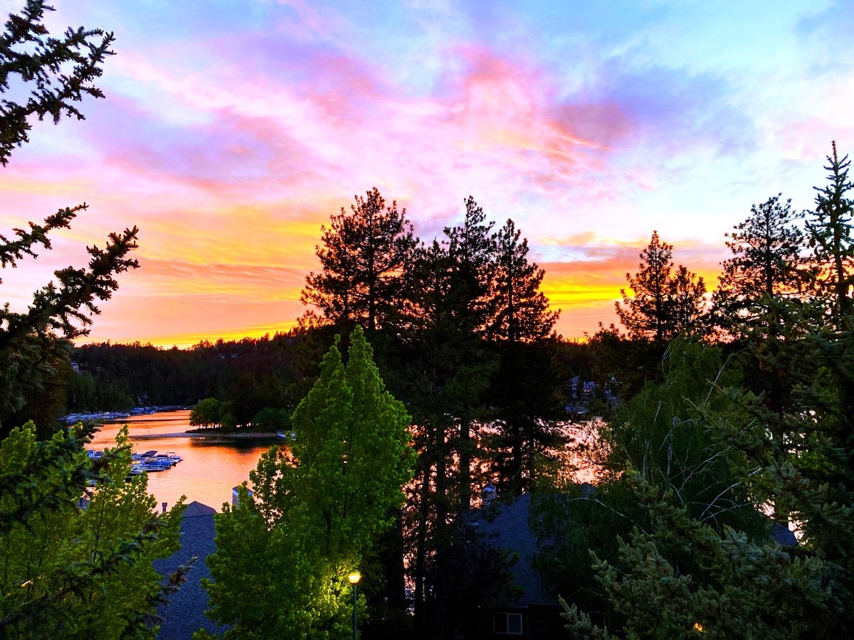Picture perfect sunsets are included with your stay.

#ilovelakearrowhead #lakearrowhead #maketheescape #escapetothelake #myparadise #lakedays #lakelife #peaceandquiet #benchmarkresortsandhotels #benchmarkresorts