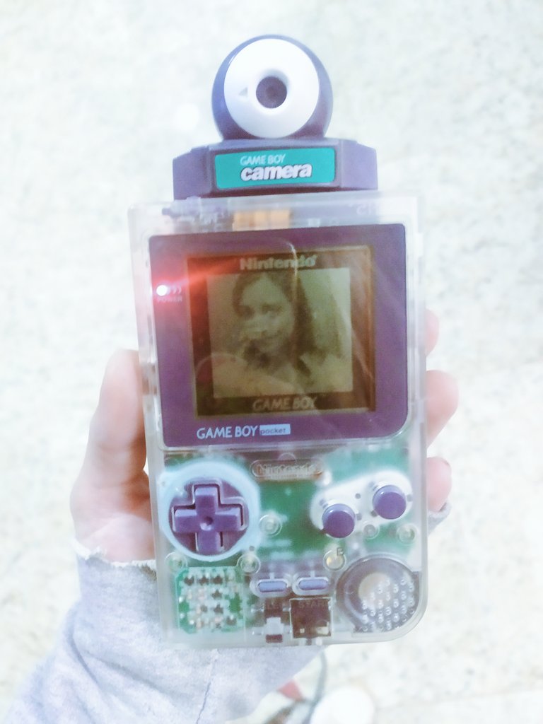 2Dlore's tweet photo. Hace 23 años atrás se lanzaba la Game Boy Camara, la cuál ganó un récord guinness por ser la cámara más pequeña del mundo en su momento.
Go pro quién te conoce?
#InfoGeek https://t.co/gMpovsGDfm