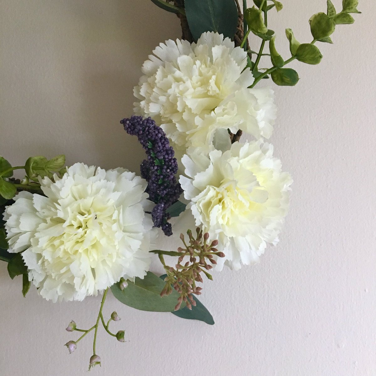 I can’t get over this wreath 🥺 it looks so elegant to me

Available via DM for 20$+shipping