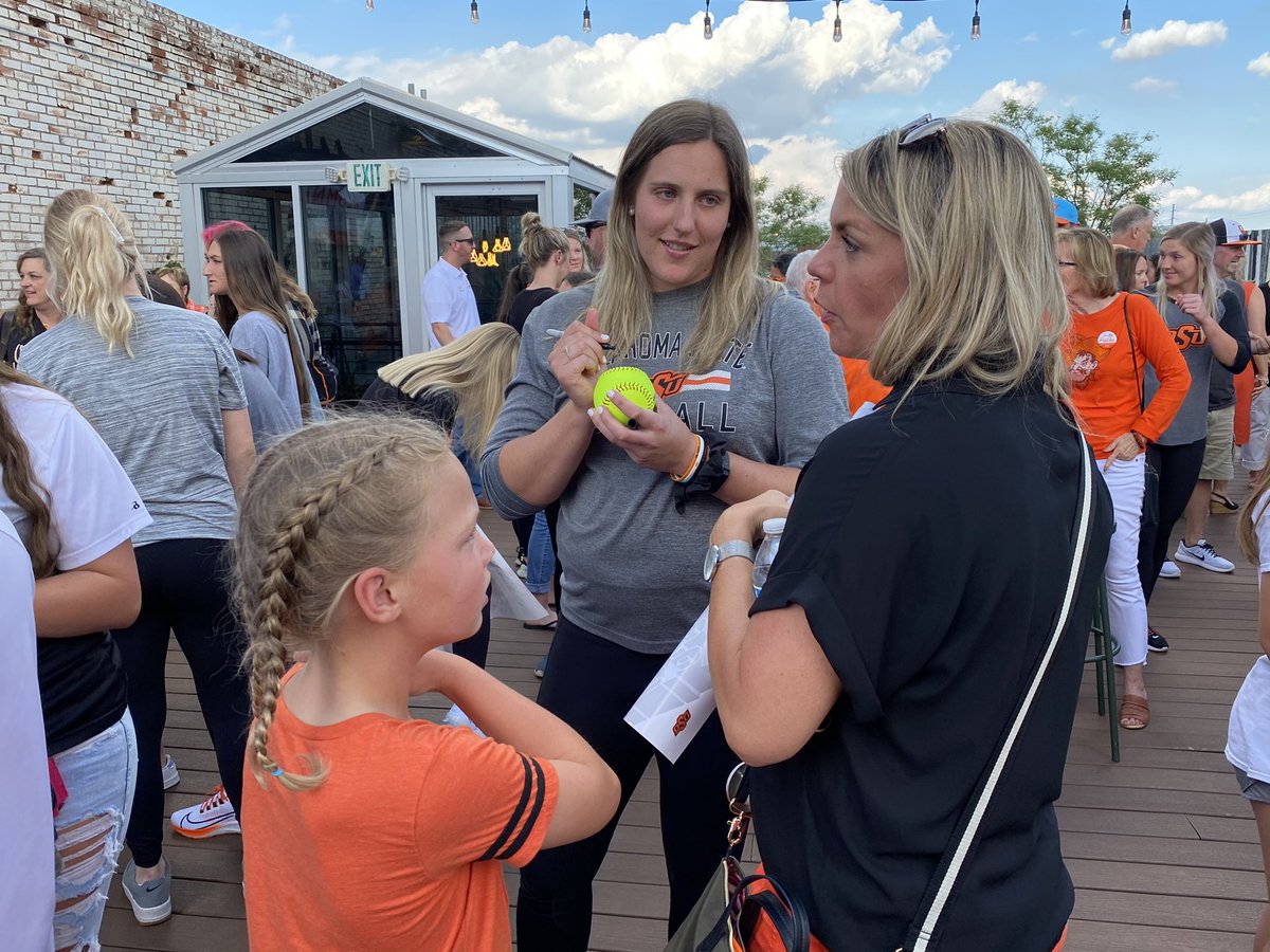 OKStateAlumni's tweet photo. The #okstate faithful showed up in force to celebrate @CowgirlSB in OKC! 🧡🤠🥎

#WCWS #GoPokes #Pitch2Pitch https://t.co/JGqlX3KyGn