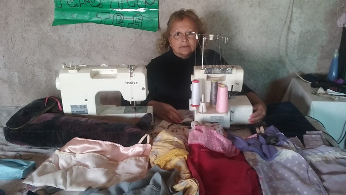 CeciliaCorradet's tweet photo. Atención Mendoza!! Esta GENIA se llama Ana Banegas y no le sobra nada, excepto voluntad. Cose como los dioses y se puso a confeccionar sábanas, frazadas, almohadones, gorros, bufandas y toallas para la gente necesitada. Necesita telas, hilos, agujas. Ayudemos. 261 7205029 https://t.co/7z2UWBI9qS