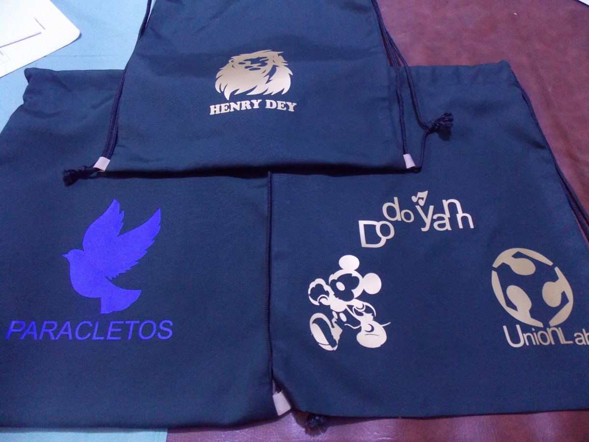 senfablab's tweet photo. Avec l'équipe de #UnionLab, aujourd'hui nous avons travaillé sur #Inkscape et la découpe vinyle, ils ont personnalisé des sacs avec du flock, et par la suite découpé des autocollants #kebetu #Dakar https://t.co/VlXbNuVd9X
