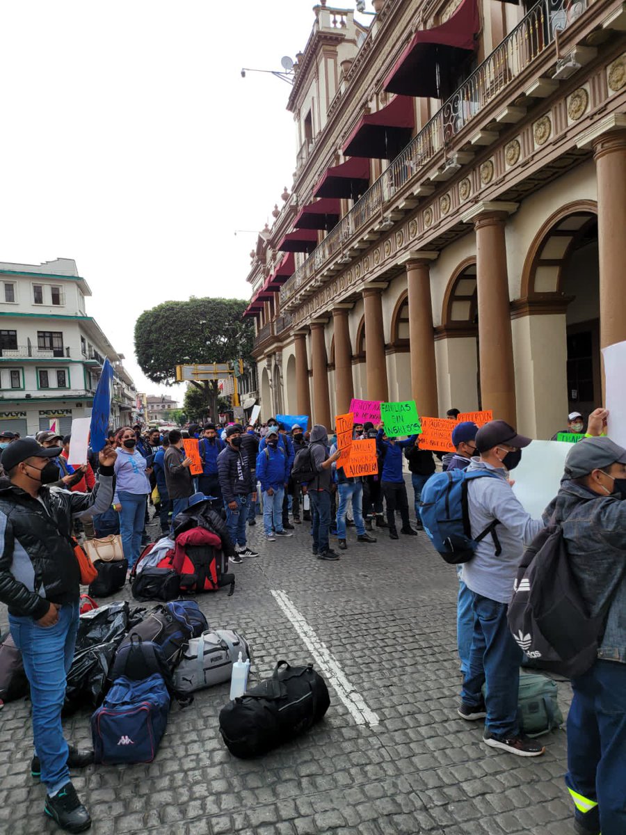 rebeca10504318's tweet photo. @lopezobrador_ @GobiernoMX @NTelevisa_com @lopezdoriga  EL GOBIERNO DE VERACRUZ NO NOS BRINDA EL APOYO NI LA ATENCIÓN POR ESO RECURRIMOS A USTED AEÑOR PRESIDENTE, AYÚDENOS A GENERAR EMPLEOS NO A QUITARLO DE MANERA INJUSTIFICADA! https://t.co/7Of1NOp1mb