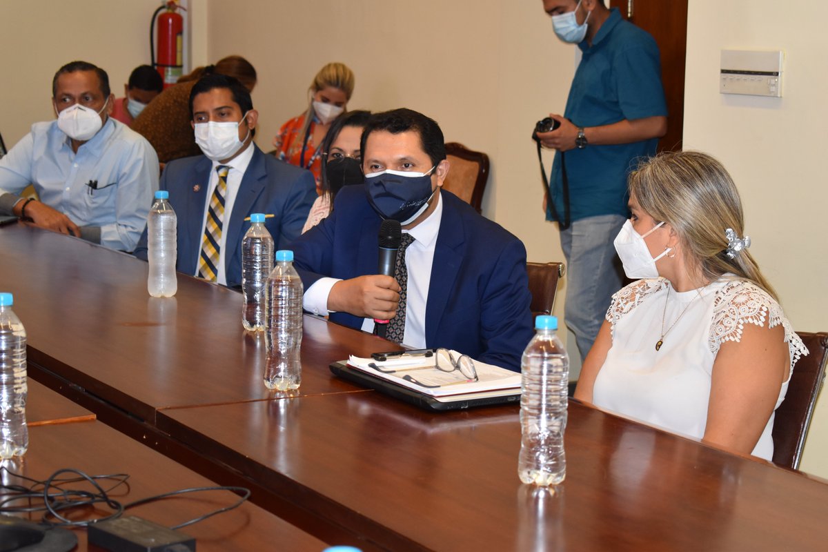 upsalesianaec's tweet photo. 🖋El Vicerrector de la sede #Guayaquil, Raúl Álvarez, mantuvo una reunión para la suscripción de un convenio con la @GoberdelGuayas y @Salud_Ec con el fin de continuar fortaleciendo el proceso de vacunación y así reactivar el sector económico y social del país🇪🇨

#UPSEcuador💛💙 https://t.co/hL3ziZ43TT