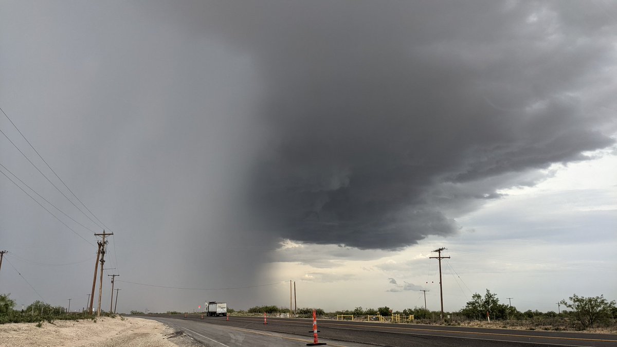 danncianca's tweet image. It decided it was going to throw some ping pong balls at me. I'm going to have a sore shoulder tonight.
#TXwx #AlwaysChasing