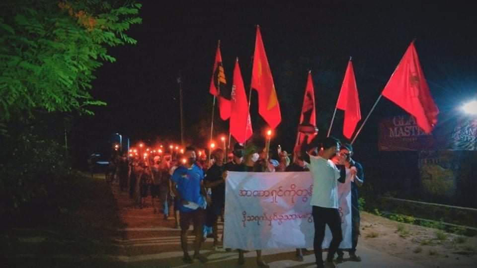xiaofeichan's tweet photo. Many people marched in Thayet Chaung Township, Thayet Chaung Township, early this morning in protest of the dawn strike against the dictator.

#LessTalkMoreActionsASEAN
#June3Coup
#WhatsHappeningInMyanmar https://t.co/eSITcXJBMn