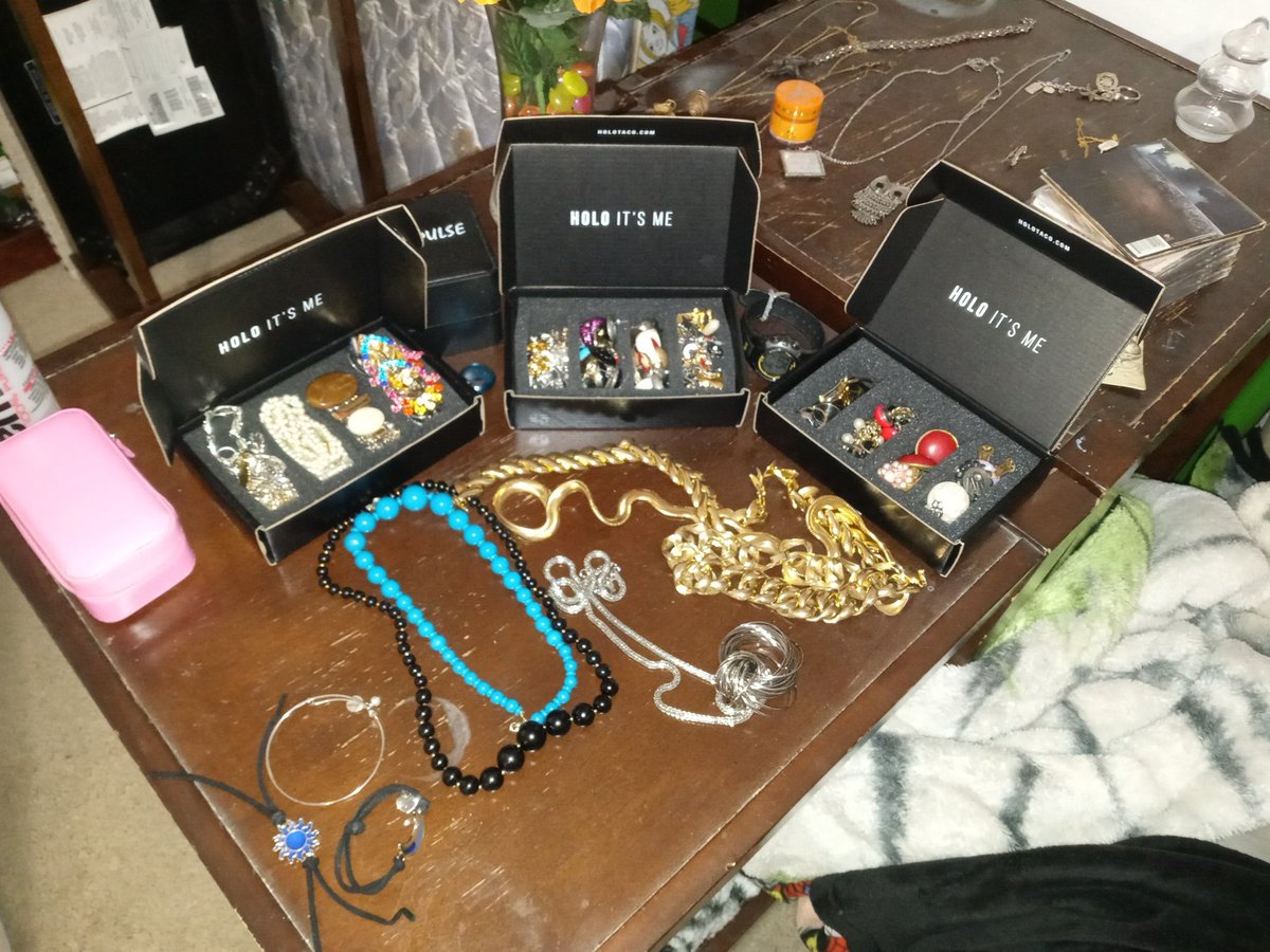 Random_McRandom's tweet photo. @nailogical its not their intended purpose, but i love these little boxes too much to throw them away so now they are jewelry boxes! 
Also, I'm loving the Holo Taco stuff and I'm excited for the next Sunday stream! https://t.co/PYulmJ4uv3