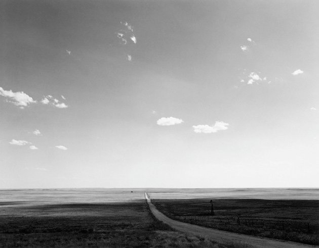 efacontigo's tweet image. Robert Adams aprecia la presencia permanente de un paisaje inmenso y amenazante que se impone desde unos horizontes lejanos. 

📷 Robert Adams. 1974/1989